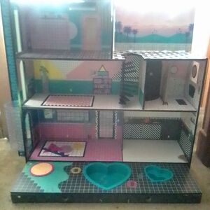 L.O.L. Surprise! Dollhouse with Pink and Blue Accents